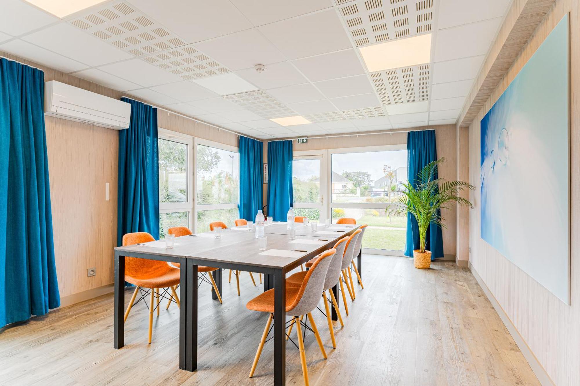 Kyriad Direct Tours Sud - Chambray Les Tours Exteriér fotografie